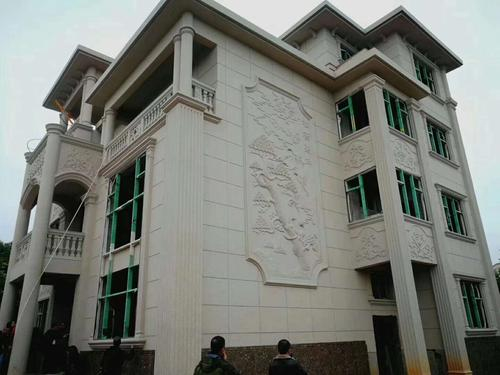 外墻仿石漆根據(jù)老化程度大小來(lái)做保養(yǎng)維護(hù)工作